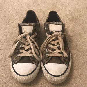 Camo Converse.. men 5.5 women 7.5